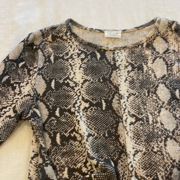 Leslis long sleeve snakeskin top - Picture 2 of 7